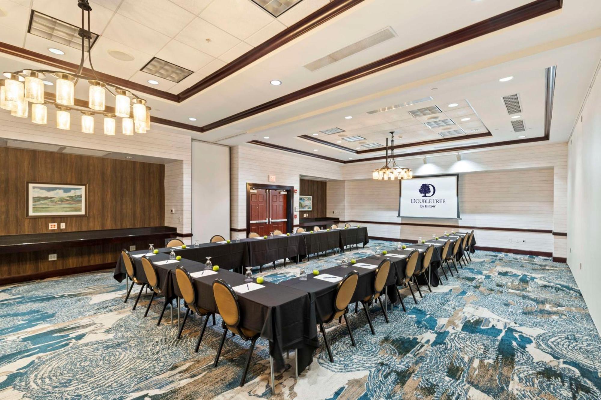 Doubletree By Hilton Front Royal Blue Ridge Shadows Hotel Екстериор снимка