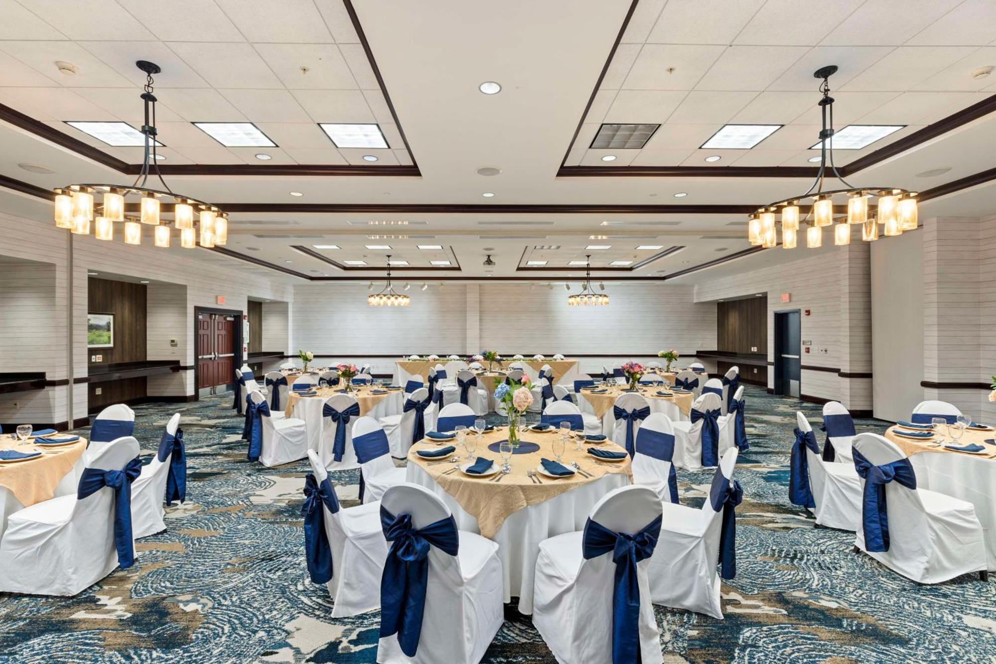 Doubletree By Hilton Front Royal Blue Ridge Shadows Hotel Екстериор снимка